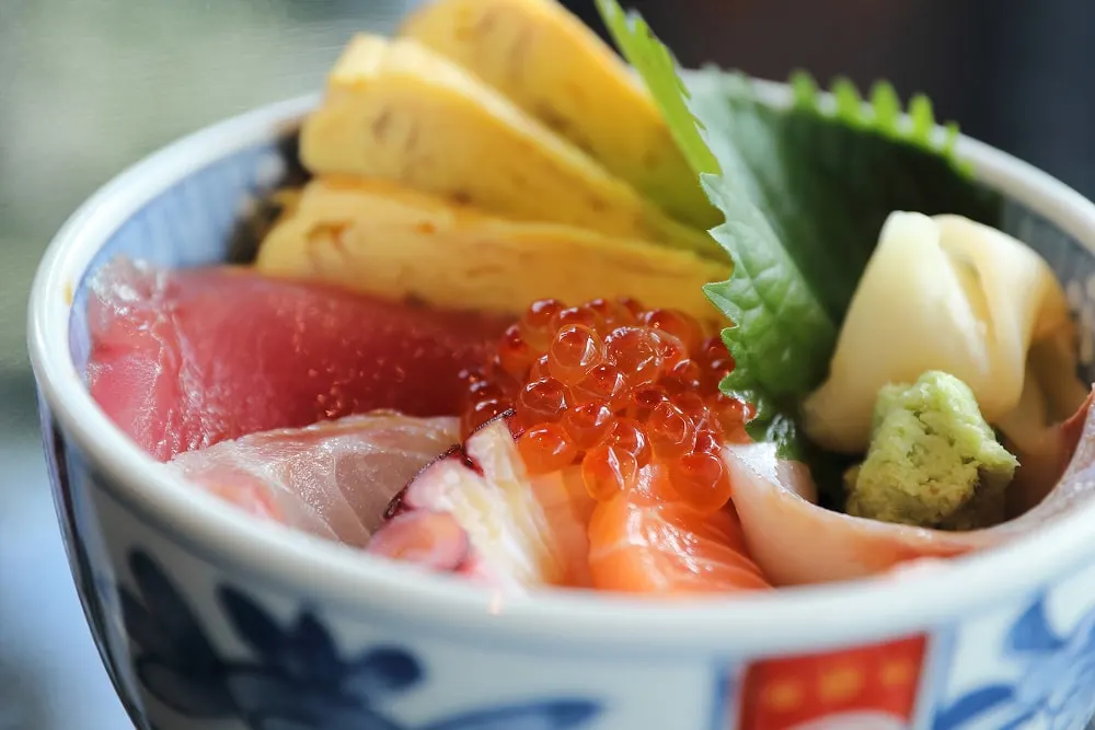 close-up-ice-cream-bowl-table-min.webp