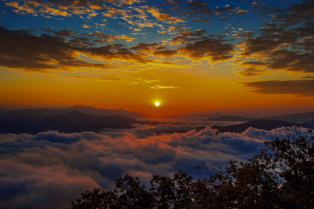 seoraksan-mountains-is-covered-by-morning-fog-sunrise-seoul-korea-1.webp